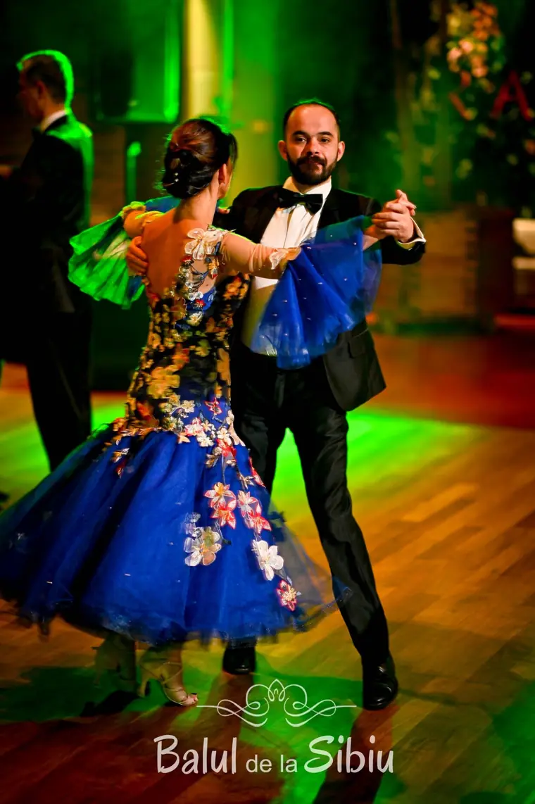 Vals la Balul de la Sibiu, rochie albastră cu flori