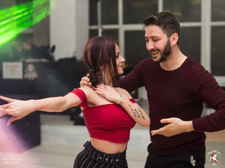 Pereche dansând latino la petrecerea noastră
