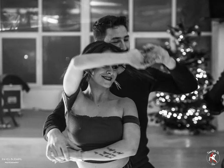 Figură de salsa, alb-negru