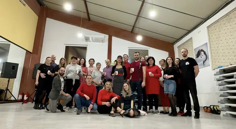 Toată gașca Dance With Me în sală