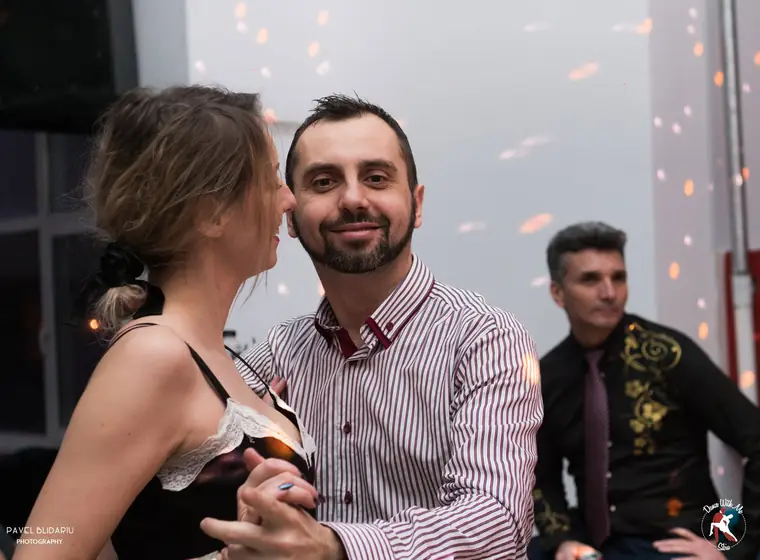Ovidiu dansând cu o cursantă