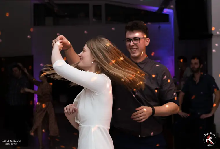 Piruetă în rochie albă