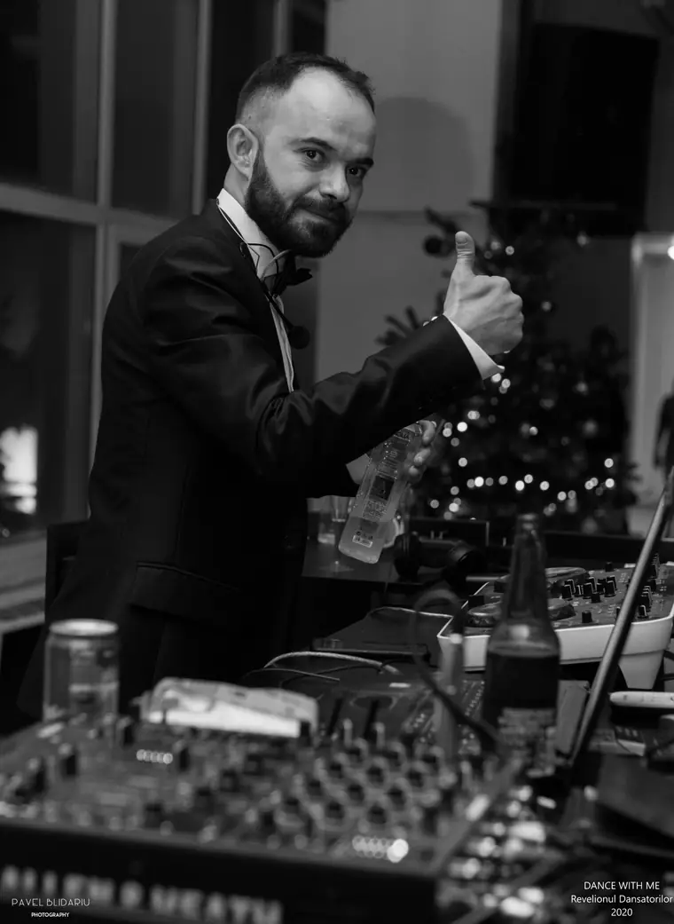 Ovidiu la pupitru, Revelionul dansatorilor